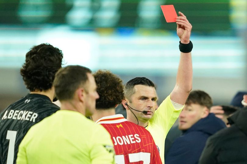 Kontroversi Kepemimpinan Wasit di Laga Everton vs Liverpool: Michael Oliver Bikin Blunder?