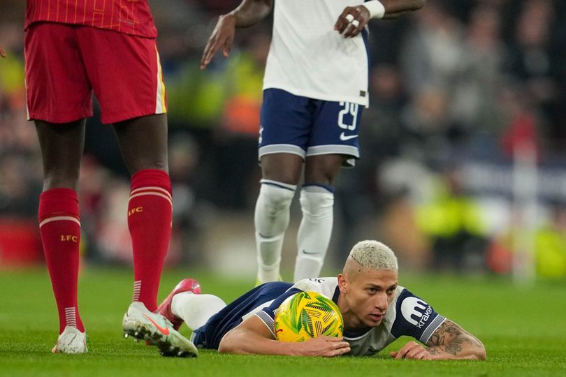 Momen Kocak Liverpool vs Tottenham, Ketengilan Virgil van Dijk Bikin Richarlison Kena Tipu