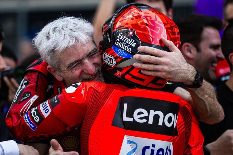 Waduh, Gigi Dall'Igna Luka-Luka Akibat Jatuh di Mandalika saat Rayakan Gelar MotoGP Marc Marquez