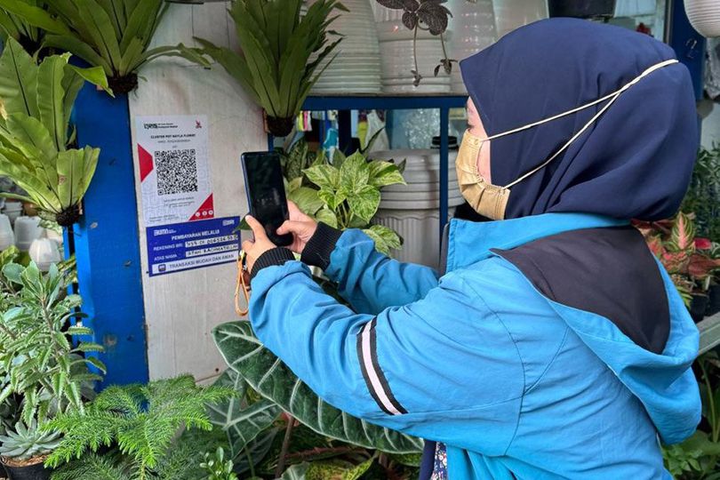 QRIS BRI: Solusi Cerdas untuk Pedagang Bunga Pasar Bratang