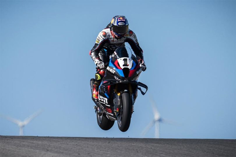 Hasil Race 1 WorldSBK Portugal 2025: Menang Tipis, Toprak Razgatlioglu Sikat Nicolo Bulega