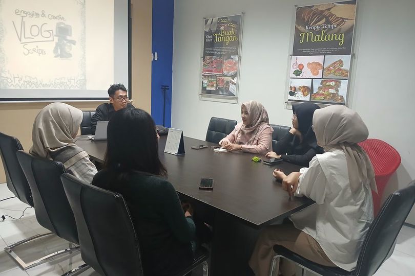 Berbagi Kiat Membuat Naskah dan Rencana Video Vlog untuk Membantu UMKM Naik Kelas di Rumah Kreatif BUMN Berbagi Kiat Membuat Naskah dan Rencana Video Vlog untuk Membantu UMKM Naik Kelas di Rumah Kreatif BUMN