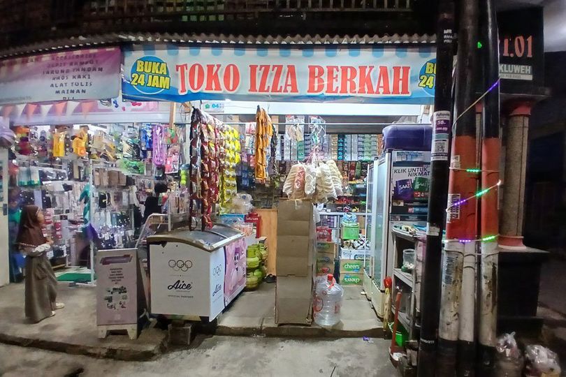 Cerita Toko Madura Izza Berkah yang 3 Tahun tak Pernah Tutup, Mudahkan Transaksi Pakai QRIS