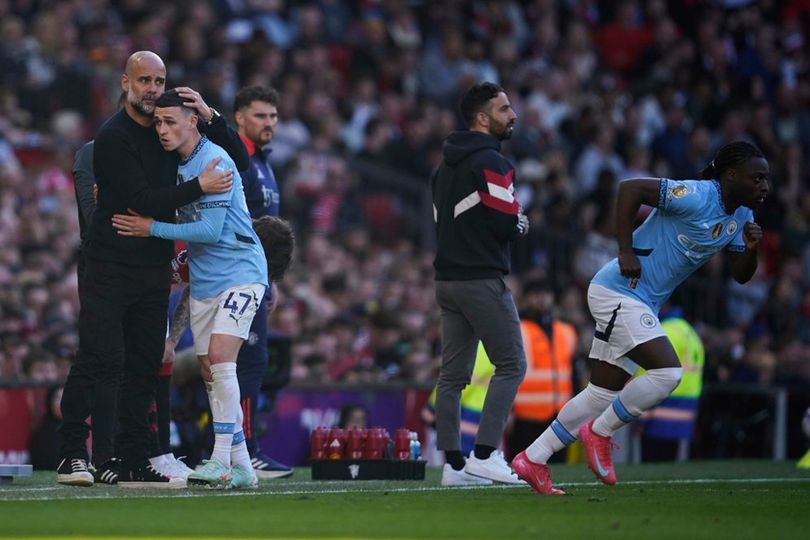 Reaksi Phil Foden Usai Ibunya Dihina Suporter MU Reaksi Phil Foden Usai Ibunya Dihina Suporter MU