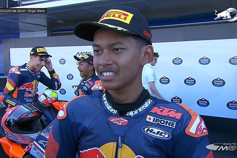 Veda Ega Pratama Kibarkan Bendera Indonesia Usai Finis Ketiga di Race 1 Red Bull Rookies Cup Spanyol 2025 Veda Ega Pratama Kibarkan Bendera Indonesia Usai Finis Ketiga di Race 1 Red Bull Rookies Cup Spanyol 2025