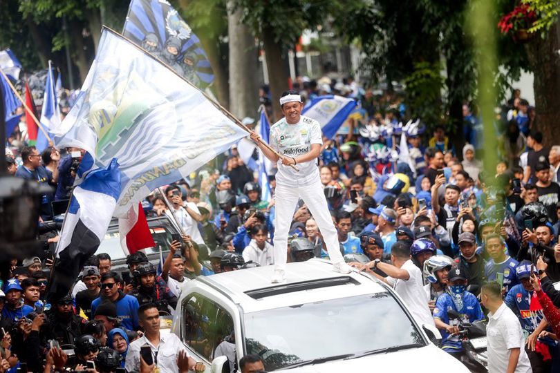Dedi Mulyadi Janjikan Bonus Rp1 Miliar untuk Persib Bandung, Sumber Uangnya Bikin Kaget! Dedi Mulyadi Janjikan Bonus Rp1 Miliar untuk Persib Bandung, Sumber Uangnya Bikin Kaget!