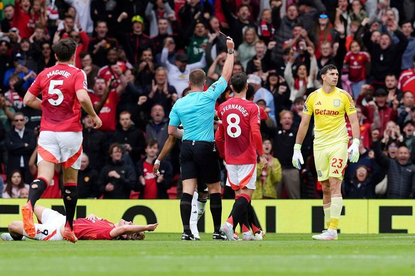 Aston Villa Dicurangi? 4 Keputusan Wasit Thomas Bramall yang Berdampak pada Kemenangan 2-0 Manchester United