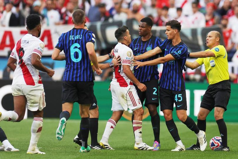 Emosi Meledak di Akhir Laga Inter vs River Plate! Acuna Nyaris Adu Jotos dengan Dumfries Emosi Meledak di Akhir Laga Inter vs River Plate! Acuna Nyaris Adu Jotos dengan Dumfries