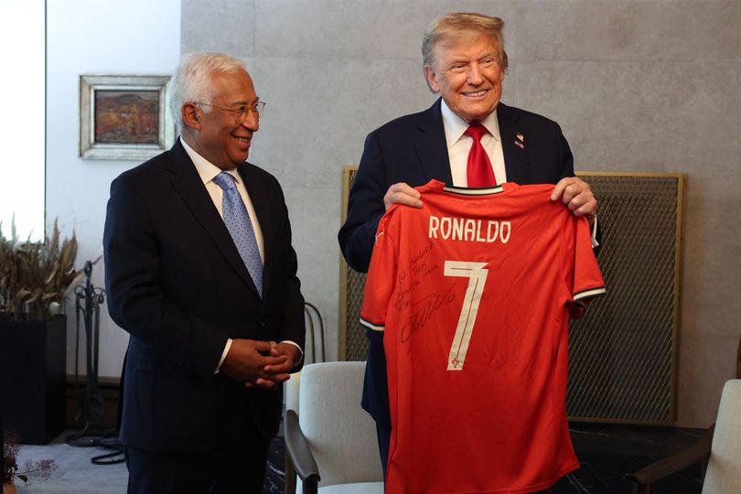 Donald Trump Dapat Jersey dengan Pesan Khusus dari Cristiano Ronaldo, Apa Isinya? Donald Trump Dapat Jersey dengan Pesan Khusus dari Cristiano Ronaldo, Apa Isinya?