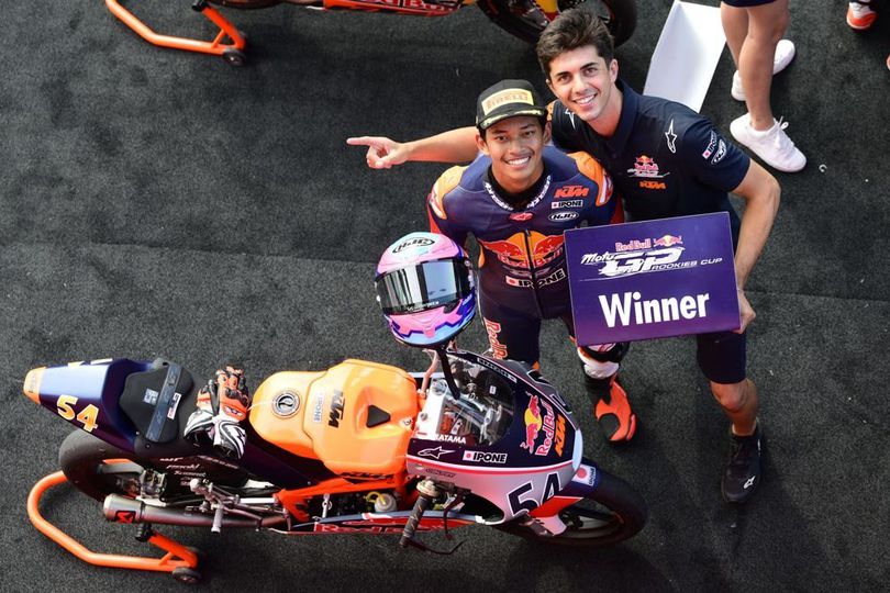 Mengenal Veda Ega Pratama, Pembalap Muda yang Kumandangkan Indonesia Raya di Red Bull Rookies Cup Italia 2025 Mengenal Veda Ega Pratama, Pembalap Muda yang Kumandangkan Indonesia Raya di Red Bull Rookies Cup Italia 2025