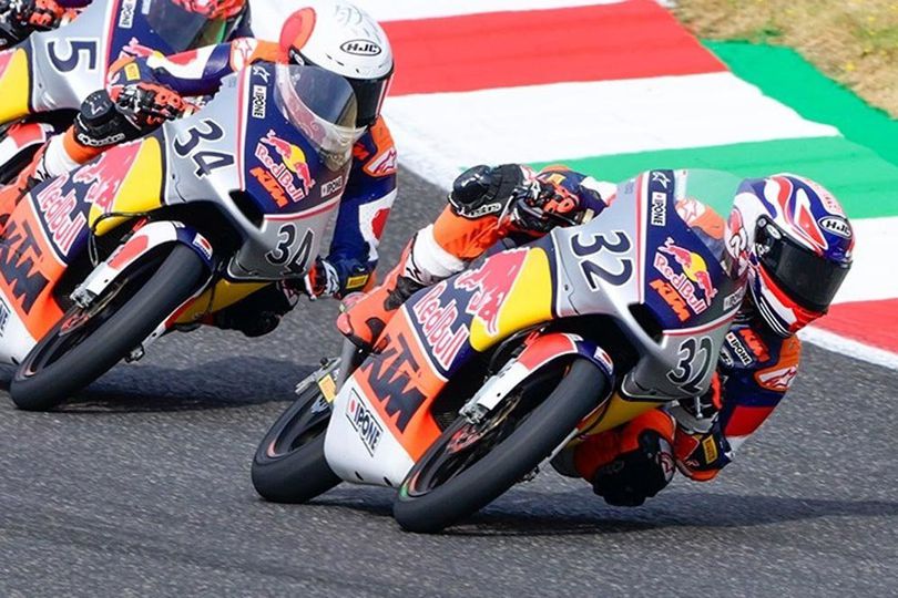 Hasil Race 1 Red Bull Rookies Cup Jerman 2025: Pimpin 8 Lap, Kiandra Ramadhipa Dikalahkan Brian Uriarte di Lap Terakhir
