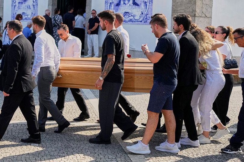 Persahabatan Sejati: Ruben Neves Antarkan Jenazah Diogo Jota ke Peristirahatan Terakhir di Portugal Persahabatan Sejati: Ruben Neves Antarkan Jenazah Diogo Jota ke Peristirahatan Terakhir di Portugal