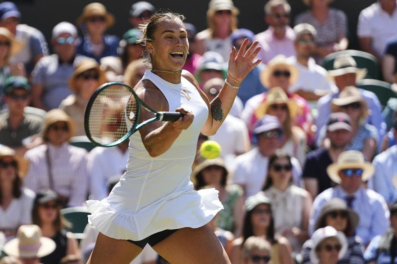 Momen Aryna Sabalenka Tolong Fans yang Kepanasan saat Nonton Semifinal Wimbledon 2025