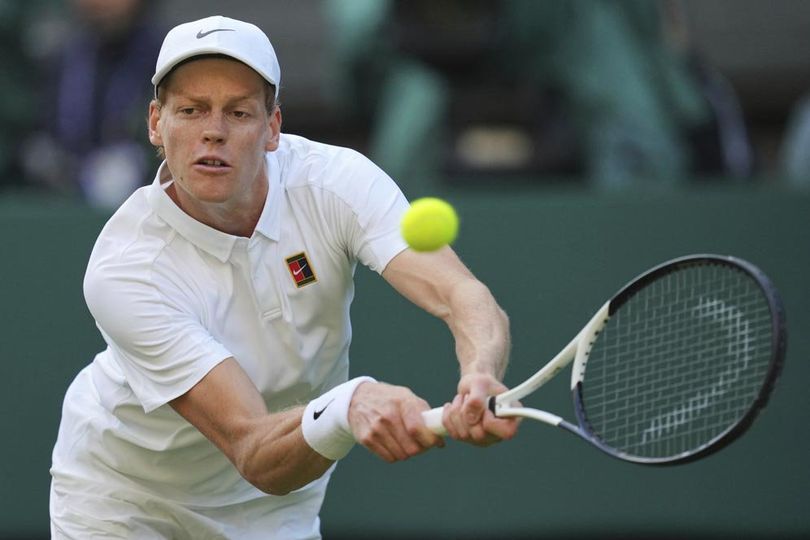 Grigor Dimitrov Mundur, Jannik Sinner ke Perempat Final Wimbledon 2025 dengan Usung Cedera