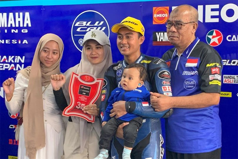 M Faerozi Emosional Raih Podium Perdana di SS600 ARRC 2025, Trofi yang Sudah Dinanti Mendiang Ibunda di Mandalika M Faerozi Emosional Raih Podium Perdana di SS600 ARRC 2025, Trofi yang Sudah Dinanti Mendiang Ibunda di Mandalika