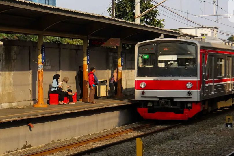 KRL Bogor-Jakarta Alami Gangguan, KAI Minta Maaf ke Masyarakat