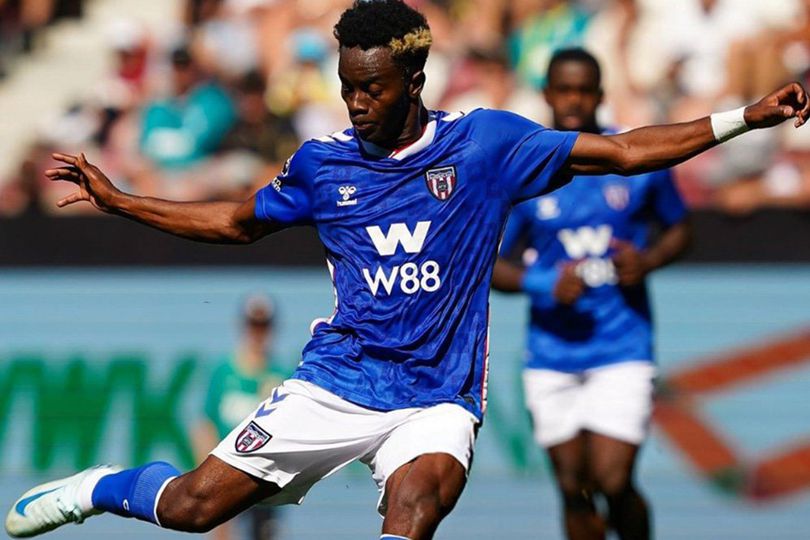 Debut Jersey Hitam Sunderland Tertutup Kekalahan di Turf Moor