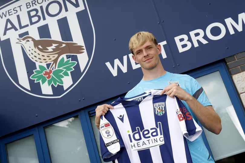 MU Terus Rampingkan Skuad, Resmi Pinjamkan Gelandang Muda Ini ke West Brom
