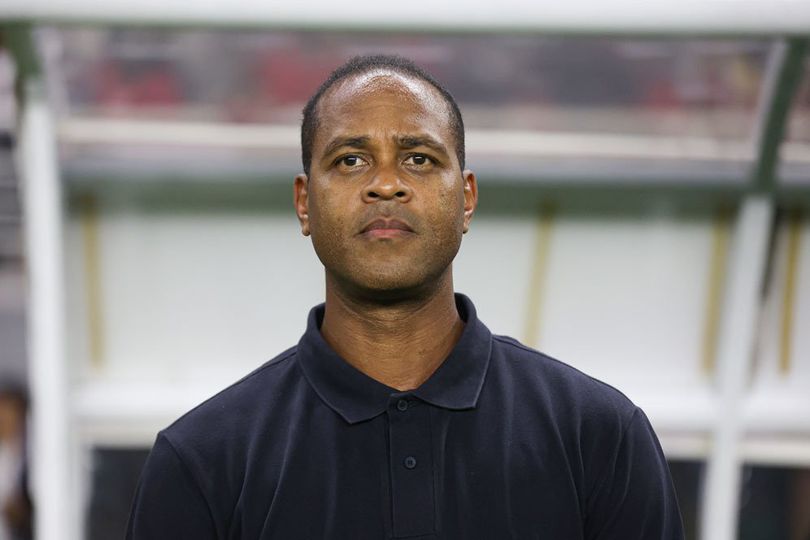 Perbandingan Prestasi Patrick Kluivert dan Herve Renard di Dunia Kepelatihan: Bak Bumi dan Langit