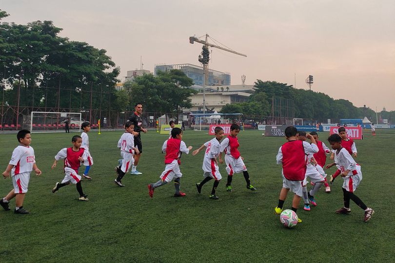 Joey Pelupessy Bagi Ilmu ke Anak-Anak Usai Tugas Negara dengan Timnas Indonesia di FIFA Matchday Joey Pelupessy Bagi Ilmu ke Anak-Anak Usai Tugas Negara dengan Timnas Indonesia di FIFA Matchday