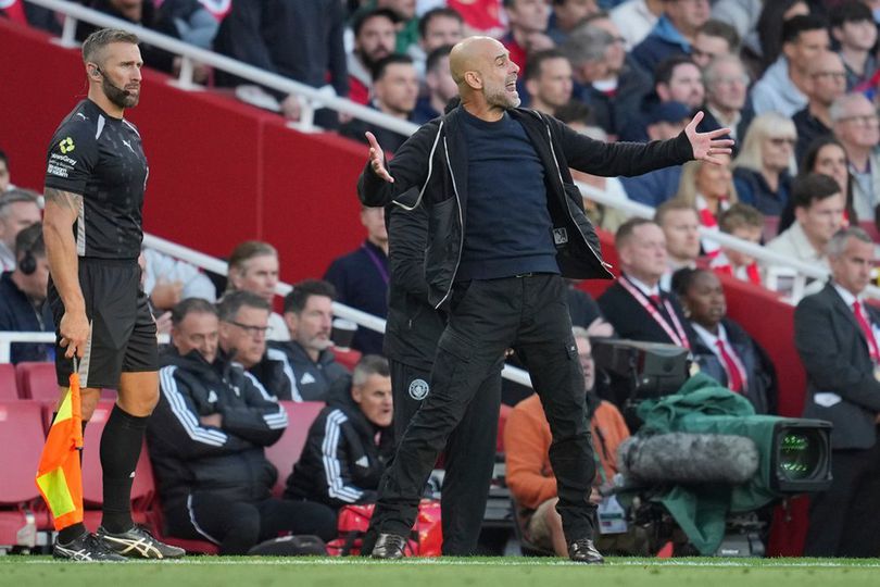 Aksi Nyeleneh Pep Guardiola di Laga Arsenal vs Man City: Hampir Cium Wasit Keempat! Aksi Nyeleneh Pep Guardiola di Laga Arsenal vs Man City: Hampir Cium Wasit Keempat!