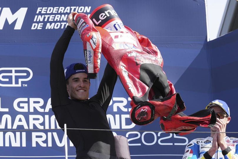 Selebrasi Marc Marquez di 'Rumah' Valentino Rossi, Lepas Baju Balap Seperti Lionel Messi Lepas Jersey di Madrid