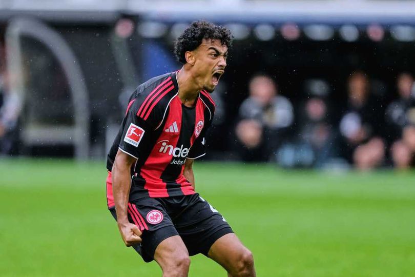 Manchester United Pantau Bek Muda Eintracht Frankfurt