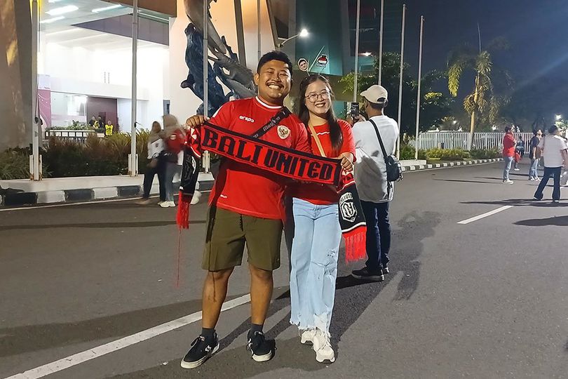 Dari Bali Demi Timnas Indonesia: Surya dan Erna, Sejoli Penggila Bola yang Rela Tempuh Perjalanan Jauh