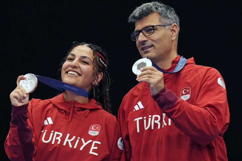 Ingat Atlet Menembak Viral di Olimpiade? Yusuf Dikec Kembali Beraksi, Pimpin Turki Pesta Emas!