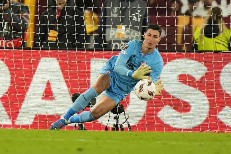 Kiper Lille Berke Ozer Ciptakan Sejarah: Gagalkan 3 Penalti Beruntun AS Roma di Olimpico