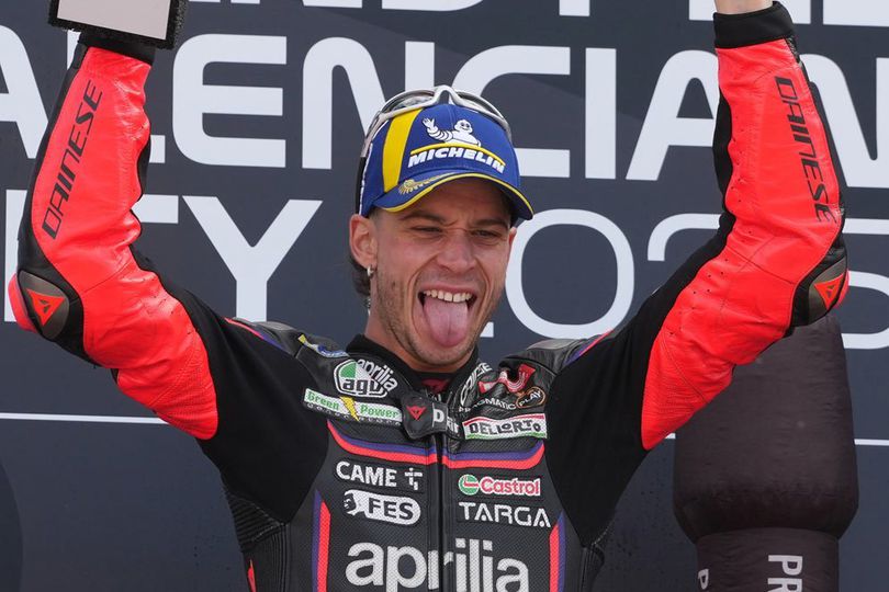 Makna di Balik Selebrasi Marco Bezzecchi Ajak Aprilia 'Nikah', Bakal Dapat Hadiah Motor Usai 3 Kali Menang Makna di Balik Selebrasi Marco Bezzecchi Ajak Aprilia 'Nikah', Bakal Dapat Hadiah Motor Usai 3 Kali Menang