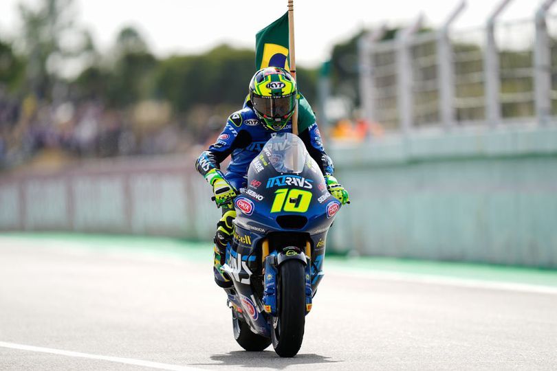 Hasil Balapan Moto2 Valencia 2025: Izan Guevara Raih Kemenangan Perdana, Diogo Moreira Kunci Gelar Dunia Hasil Balapan Moto2 Valencia 2025: Izan Guevara Raih Kemenangan Perdana, Diogo Moreira Kunci Gelar Dunia