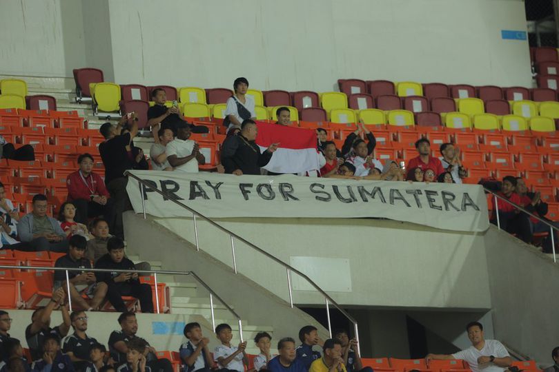 Pesan Kemanusiaan Suporter Timnas Indonesia U-22, Bentangkan Spanduk 'Pray for Sumatra' di SEA Games 2025 Pesan Kemanusiaan Suporter Timnas Indonesia U-22, Bentangkan Spanduk 'Pray for Sumatra' di SEA Games 2025