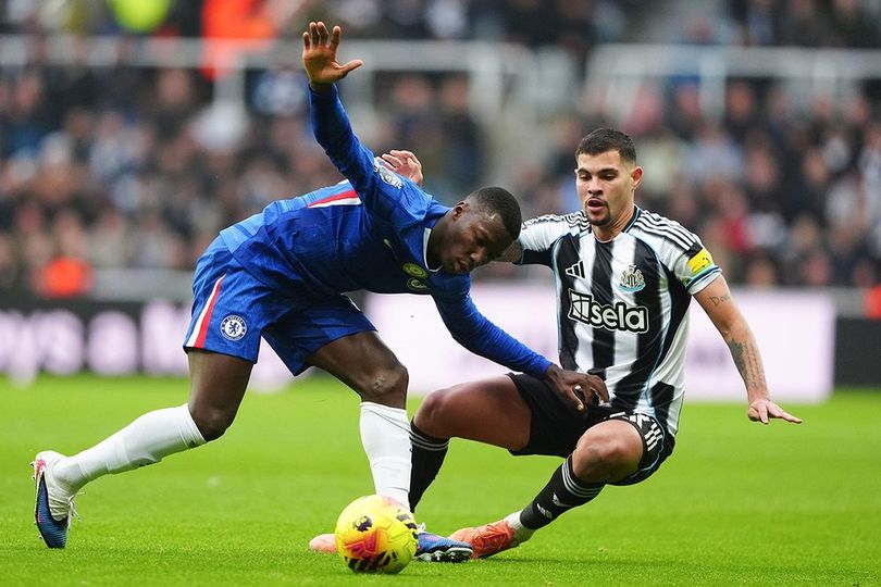 Kontroversi Newcastle vs Chelsea: Mengapa VAR Tak Berikan Penalti untuk Tuan Rumah?