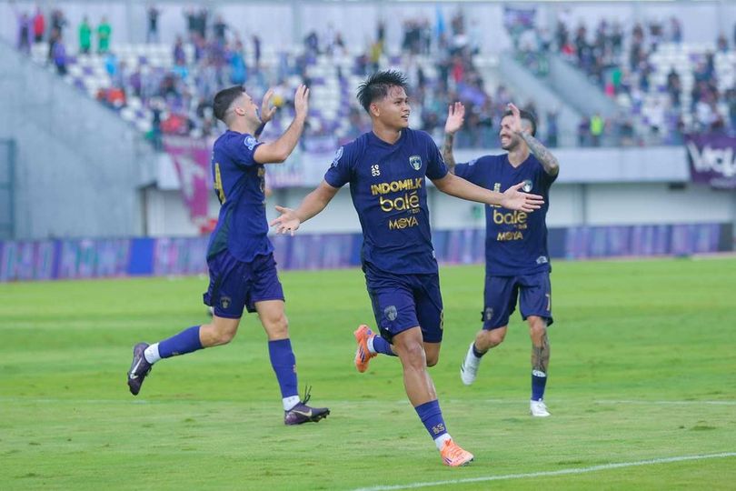 Galeri Foto: Momen Indah Detik-Detik Gol Salto Hokky Caraka ke Gawang Persik Kediri