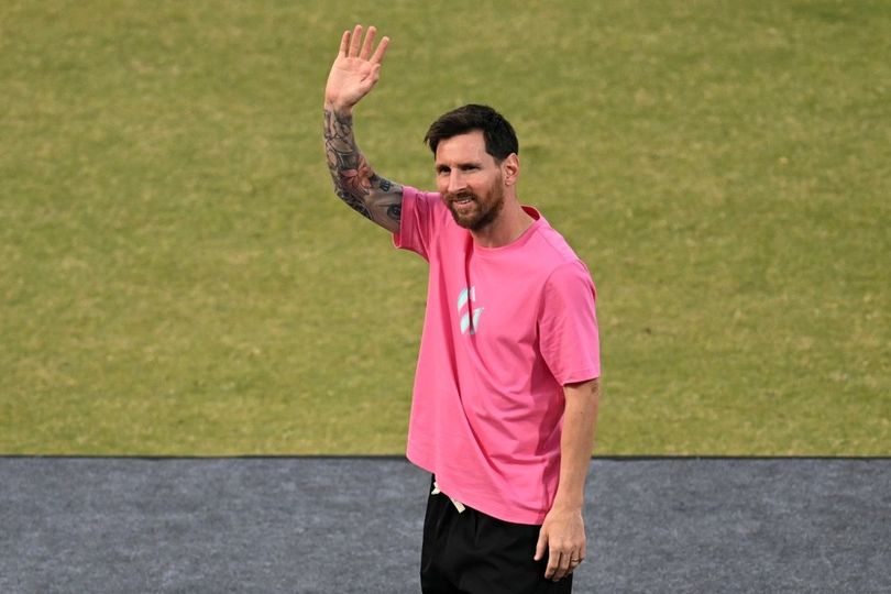 Pulang dari Tur India, Lionel Messi Dapat Hadiah Jam Tangan Langka Senilai 18,4 Miliar Rupiah Pulang dari Tur India, Lionel Messi Dapat Hadiah Jam Tangan Langka Senilai 18,4 Miliar Rupiah