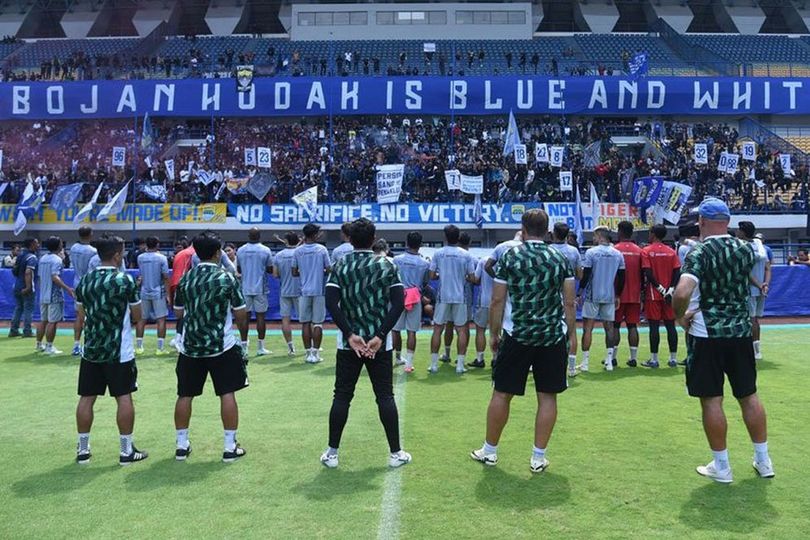 BRI Super League: Bojan Hodak Minta Dukungan Bobotoh untuk Bantu Persib Tembus Pertahanan Bhayangkara FC