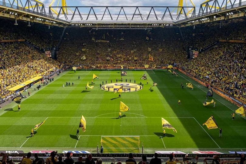 Panel Surya Raksasa di Atas Tembok Kuning: Borussia Dortmund Buktikan Sepak Bola Bisa Hijau Panel Surya Raksasa di Atas Tembok Kuning: Borussia Dortmund Buktikan Sepak Bola Bisa Hijau