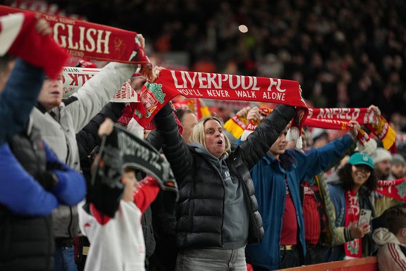 Liverpool 4-1 Barnsley: Skor Telak yang Menipu, Drama Blunder Szoboszlai, dan Koneksi Wirtz-Ekitike Liverpool 4-1 Barnsley: Skor Telak yang Menipu, Drama Blunder Szoboszlai, dan Koneksi Wirtz-Ekitike