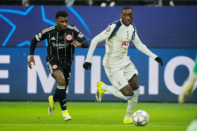 24 Jam yang Gila Bagi Kolo Muani: Kecelakaan Mobil, Tertinggal Pesawat, Cetak Gol di Laga Eintracht Frankfurt vs Tottenham