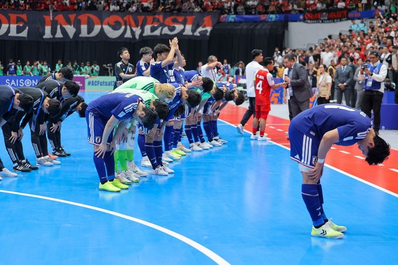 Kelas! Usai Ditumbangkan King Indo, Timnas Futsal Jepang Berikan Penghormatan Pada Penonton di Indonesia Arena