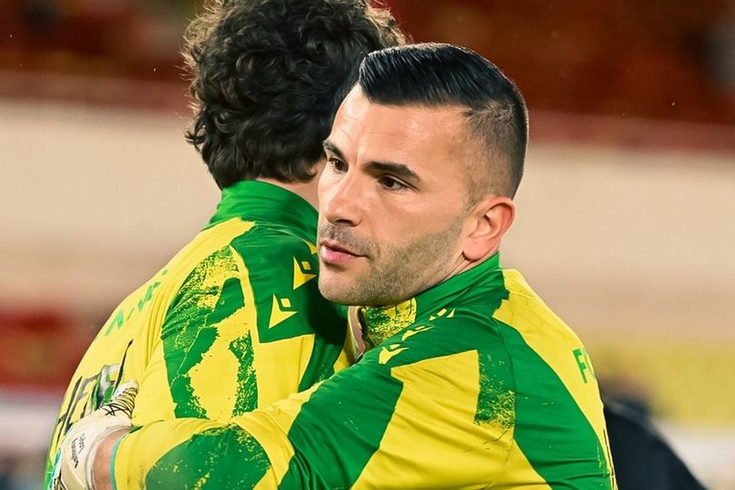 Respek! Kiper Nantes Pura-pura Cedera demi Bantu Rekan Setim Buka Puasa Ramadan Respek! Kiper Nantes Pura-pura Cedera demi Bantu Rekan Setim Buka Puasa Ramadan