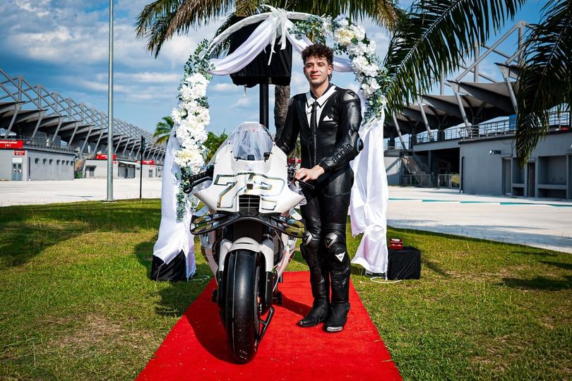 Kocak Banget! Ini 7 Potret 'Upacara Pernikahan' Marco Bezzecchi dan Aprilia, Selebrasi Kontrak Baru di MotoGP Kocak Banget! Ini 7 Potret 'Upacara Pernikahan' Marco Bezzecchi dan Aprilia, Selebrasi Kontrak Baru di MotoGP