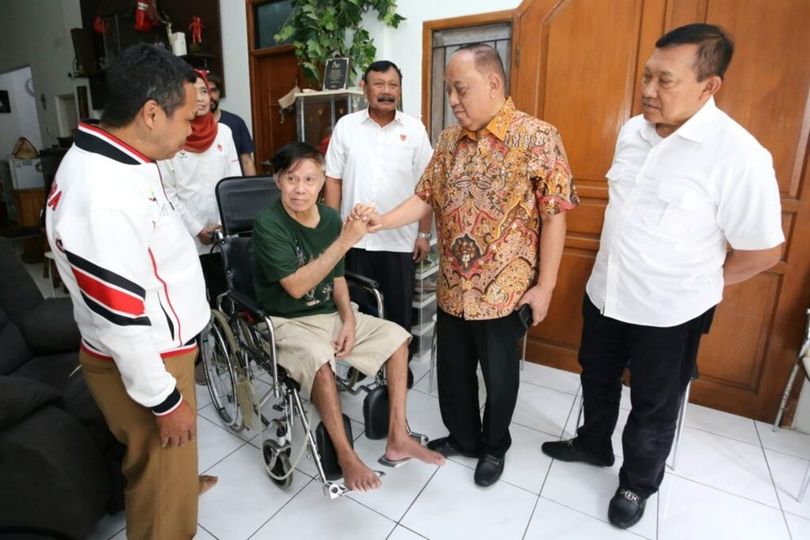 Ketum KONI Pusat Besuk 'The Exocet' Ellyas Pical: Mohon Doa Seluruh Rakyat Indonesia