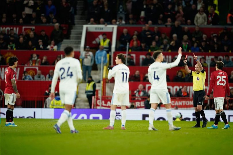 Man United vs Leeds: Mengapa Lisandro Martinez Mendapat Kartu Merah? Man United vs Leeds: Mengapa Lisandro Martinez Mendapat Kartu Merah?