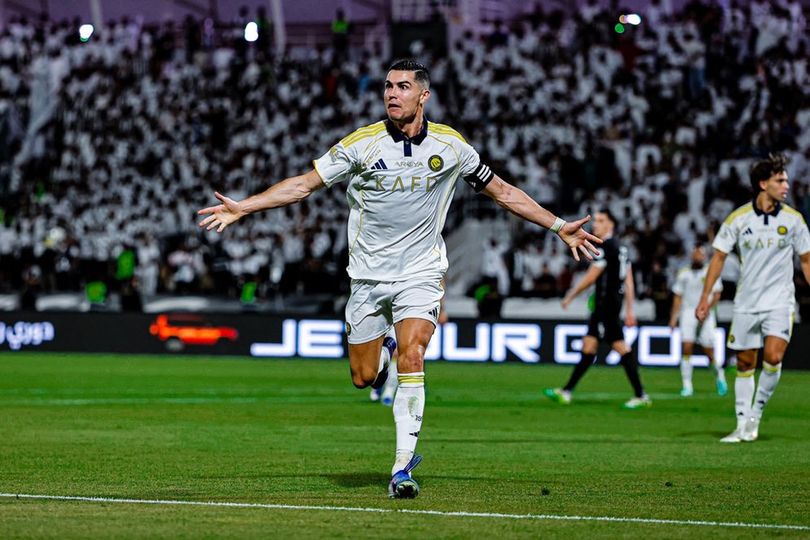Cristiano Ronaldo Santai Diejek 'Messi' oleh Fans Rival, Malah Ladeni dengan Jadi Dirigen Orkestra Cristiano Ronaldo Santai Diejek 'Messi' oleh Fans Rival, Malah Ladeni dengan Jadi Dirigen Orkestra