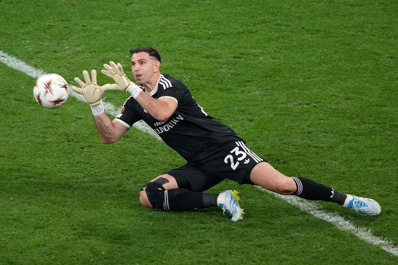 Dedikasi! Emiliano Martinez Ternyata Tampil dengan Kondisi Patah Jari Saat Aston Villa Juara Liga Europa Dedikasi! Emiliano Martinez Ternyata Tampil dengan Kondisi Patah Jari Saat Aston Villa Juara Liga Europa