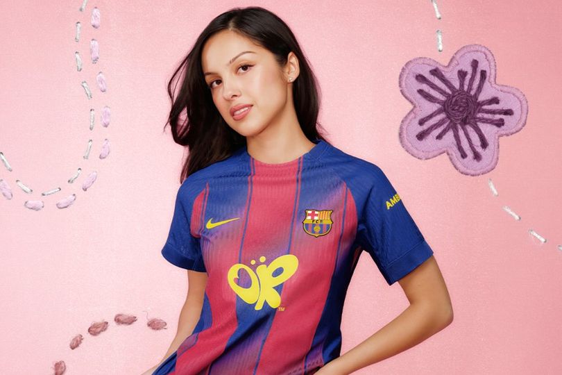 Cute Banget! Olivia Rodrigo Berpose dengan Jersey Barcelona untuk El Clasico