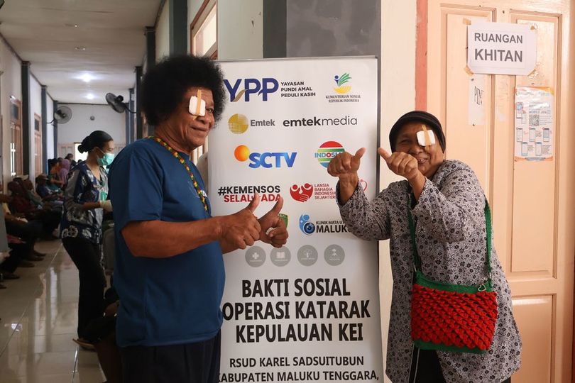 Menembus Ombak Demi Melihat Lagi: Perjuangan Pasangan Lansia di Kepulauan Kei Melawan Katarak