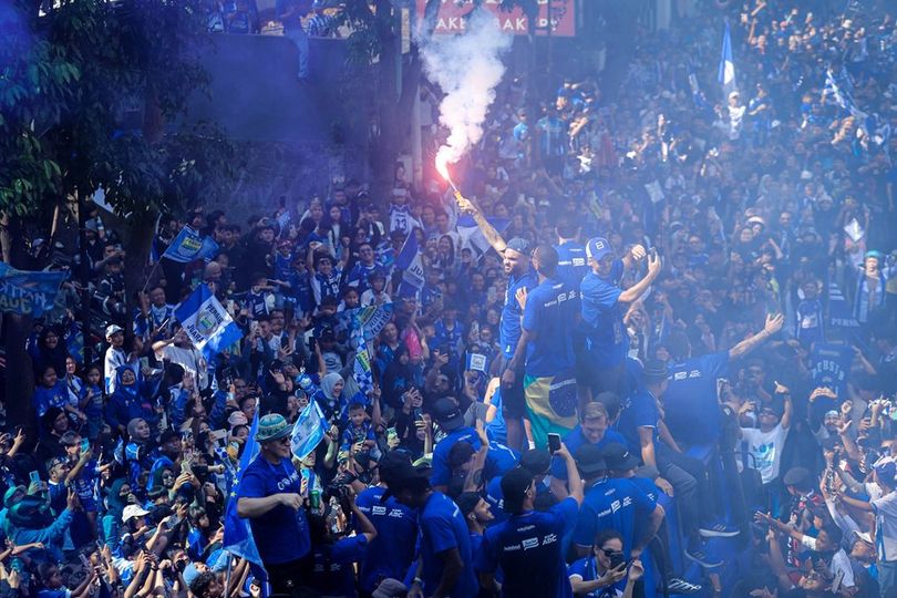 Insiden di Pawai Hattrick Juara Persib: Frans Putros Kehilangan HP, Kepala Federico Barba Kena Giant Flag Insiden di Pawai Hattrick Juara Persib: Frans Putros Kehilangan HP, Kepala Federico Barba Kena Giant Flag